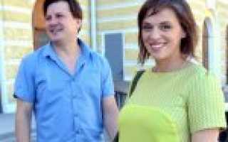 Счастье со второй попытки: знаменитая жена и 3 ребенка Александра Гришина из сериала «Курорт цвета хаки»